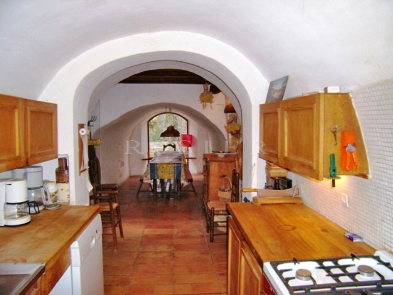 In Gordes, for sale, authentic provençal sheepfold on a beautiful land of 1.2 hectare with swimming pool