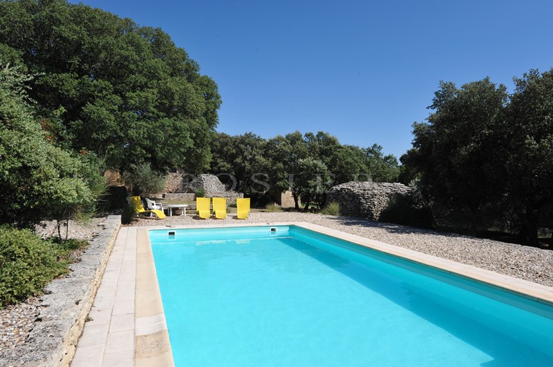 In Gordes, for sale, authentic provençal sheepfold on a beautiful land of 1.2 hectare with swimming pool
