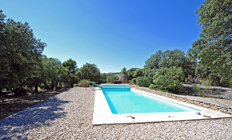 In Gordes, for sale, authentic provençal sheepfold on a beautiful land of 1.2 hectare with swimming pool