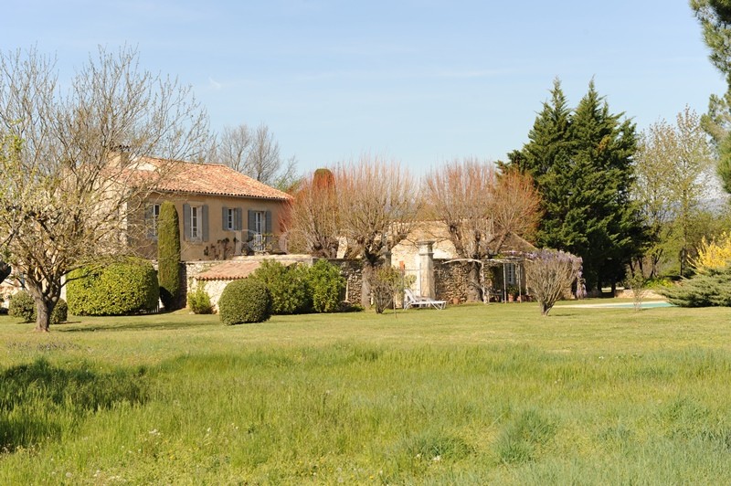 For sale in the golden triangle of Luberon, on the outskirts of a hilltop village, authentic provençal farmhouse with courtyard and swimming pool