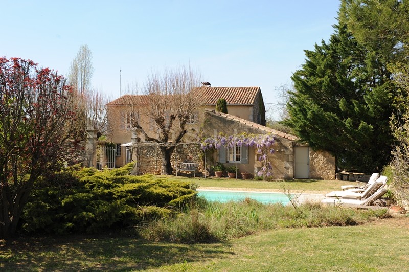 For sale in the golden triangle of Luberon, on the outskirts of a hilltop village, authentic provençal farmhouse with courtyard and swimming pool