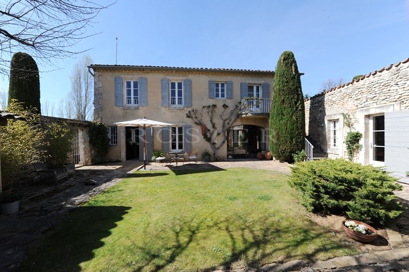 For sale in the golden triangle of Luberon, on the outskirts of a hilltop village, authentic provençal farmhouse with courtyard and swimming pool