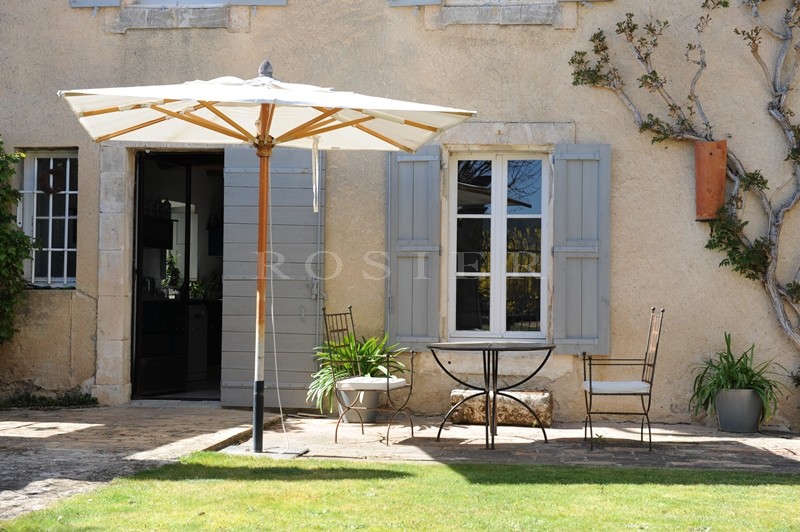 For sale in the golden triangle of Luberon, on the outskirts of a hilltop village, authentic provençal farmhouse with courtyard and swimming pool