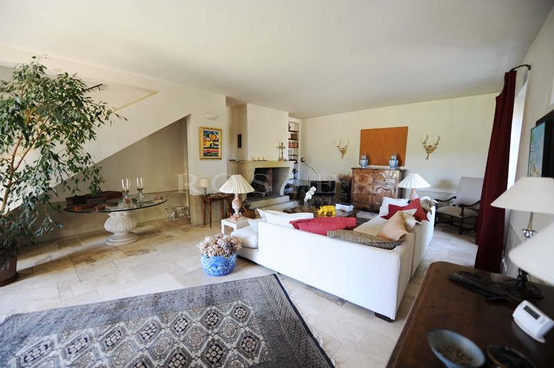 For sale in the golden triangle of Luberon, on the outskirts of a hilltop village, authentic provençal farmhouse with courtyard and swimming pool