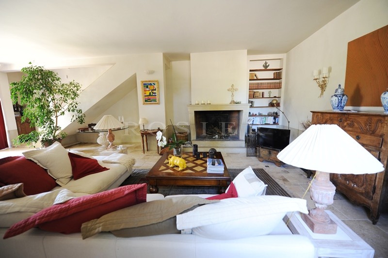 For sale in the golden triangle of Luberon, on the outskirts of a hilltop village, authentic provençal farmhouse with courtyard and swimming pool