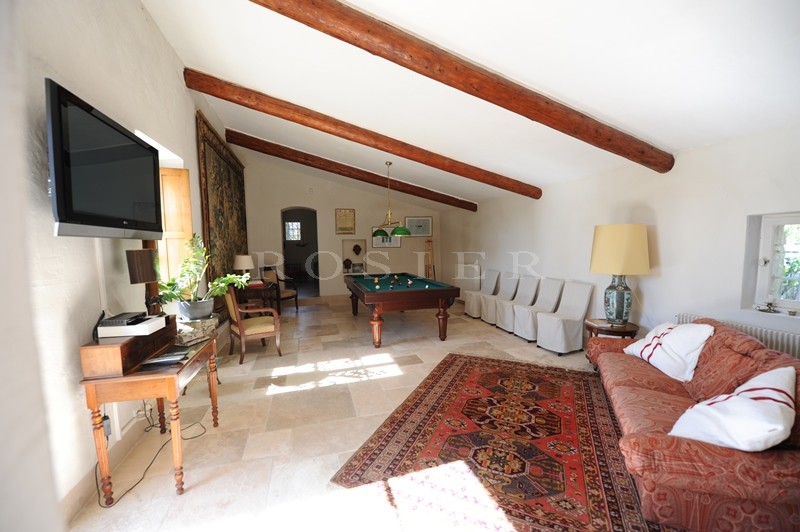 For sale in the golden triangle of Luberon, on the outskirts of a hilltop village, authentic provençal farmhouse with courtyard and swimming pool