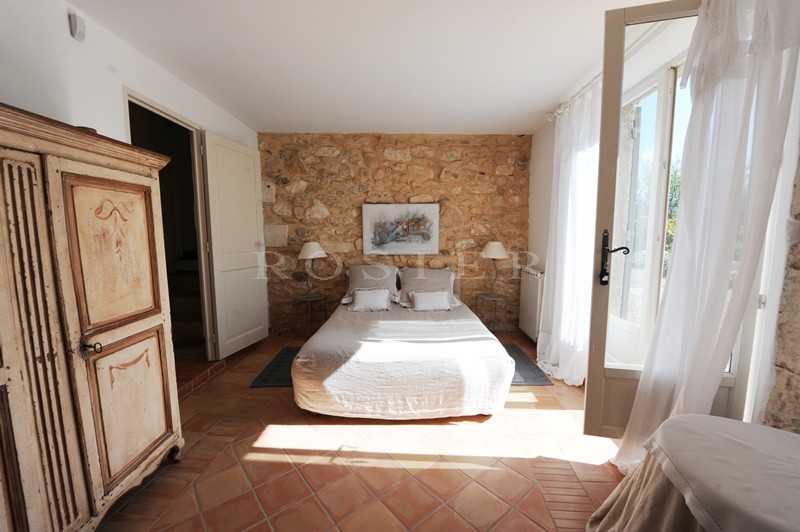 For sale in the golden triangle of Luberon, on the outskirts of a hilltop village, authentic provençal farmhouse with courtyard and swimming pool