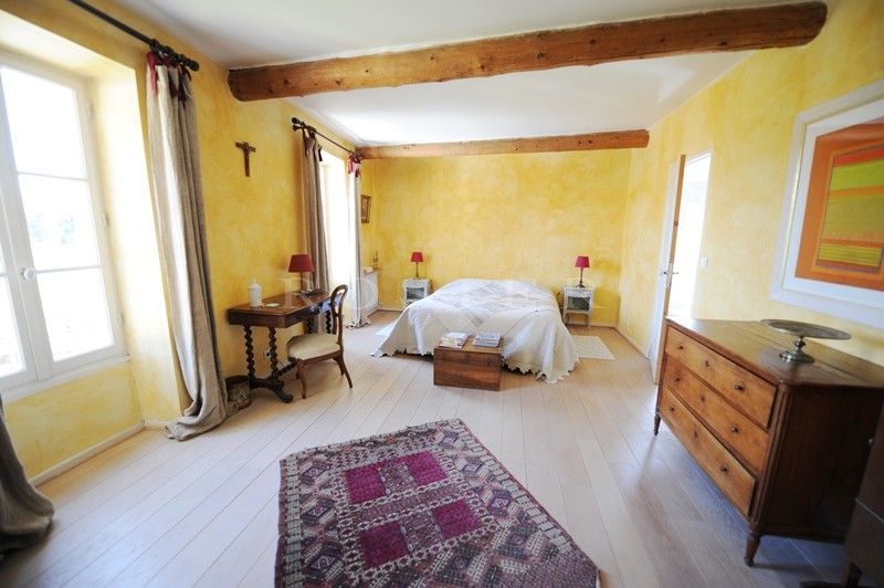 For sale in the golden triangle of Luberon, on the outskirts of a hilltop village, authentic provençal farmhouse with courtyard and swimming pool