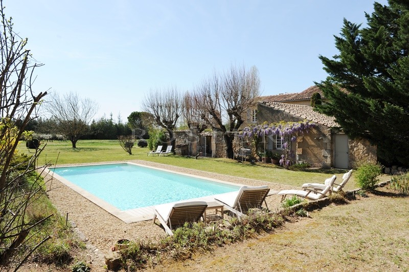 For sale in the golden triangle of Luberon, on the outskirts of a hilltop village, authentic provençal farmhouse with courtyard and swimming pool