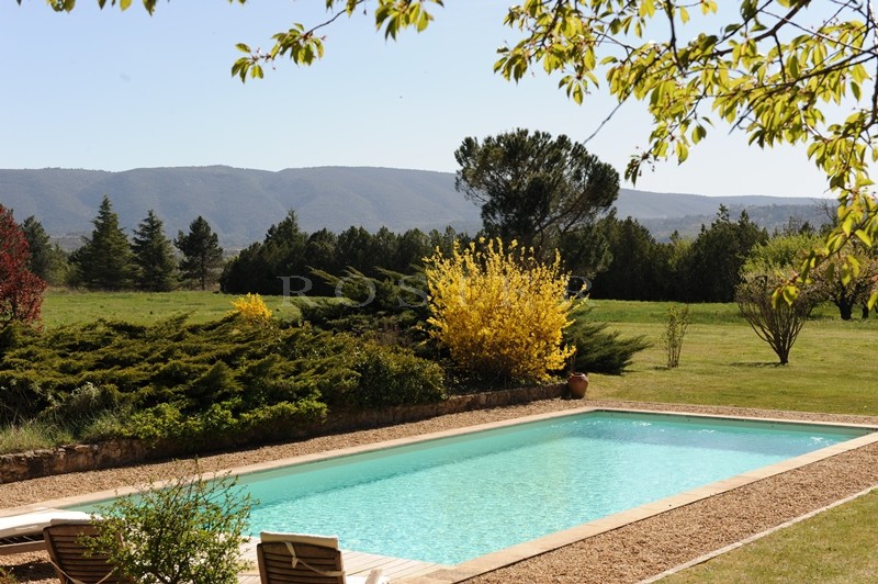 For sale in the golden triangle of Luberon, on the outskirts of a hilltop village, authentic provençal farmhouse with courtyard and swimming pool