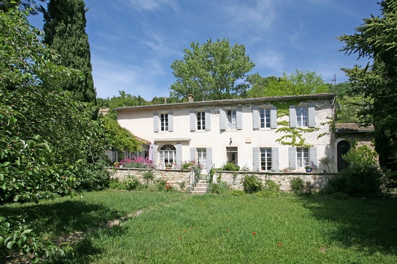 For sale in Luberon, on theedge of superb hilltop village, old family mansion with garden