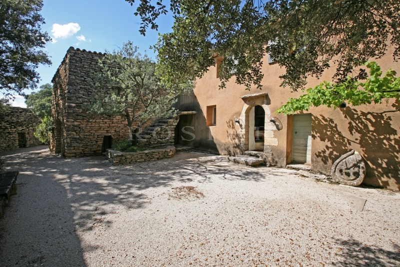 In Gordes, for sale, authentic provençal sheepfold on a beautiful land of 1.2 hectare with swimming pool