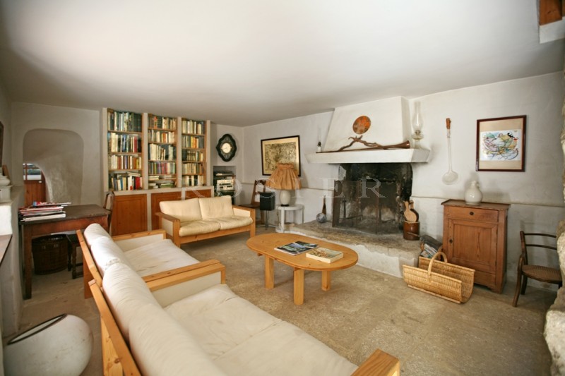 In Gordes, for sale, authentic provençal sheepfold on a beautiful land of 1.2 hectare with swimming pool
