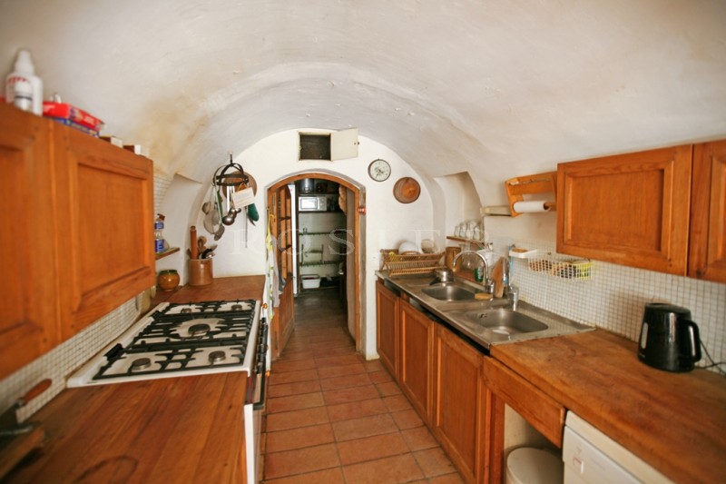 In Gordes, for sale, authentic provençal sheepfold on a beautiful land of 1.2 hectare with swimming pool