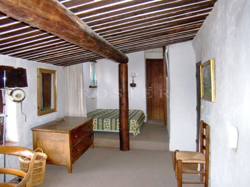 In Gordes, for sale, authentic provençal sheepfold on a beautiful land of 1.2 hectare with swimming pool