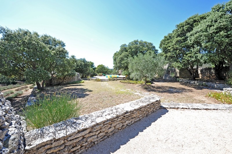 In Gordes, for sale, authentic provençal sheepfold on a beautiful land of 1.2 hectare with swimming pool