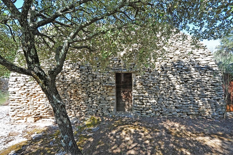 In Gordes, for sale, authentic provençal sheepfold on a beautiful land of 1.2 hectare with swimming pool