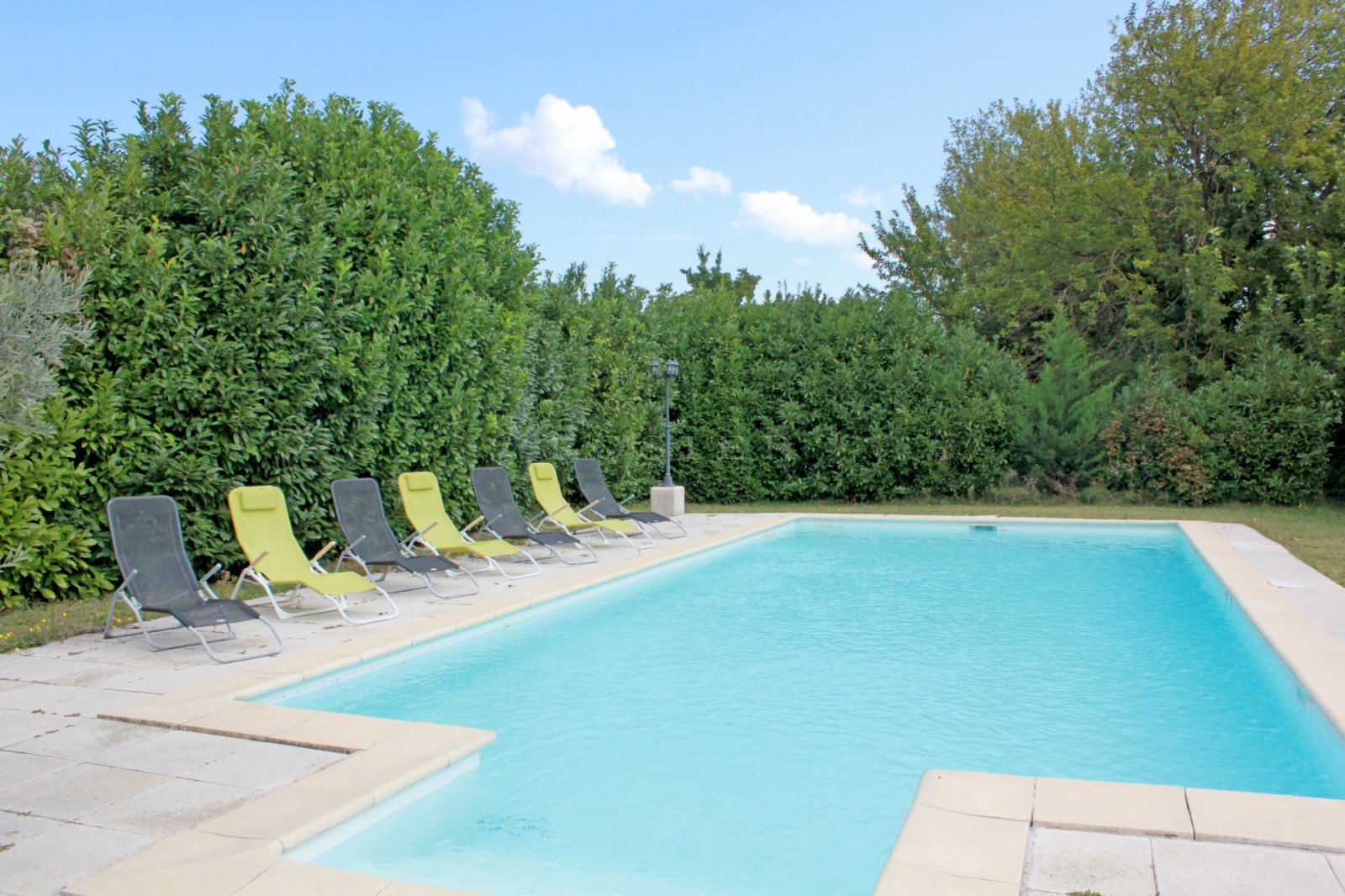 Grande maison avec jardin et piscine à vendre dans le Luberon