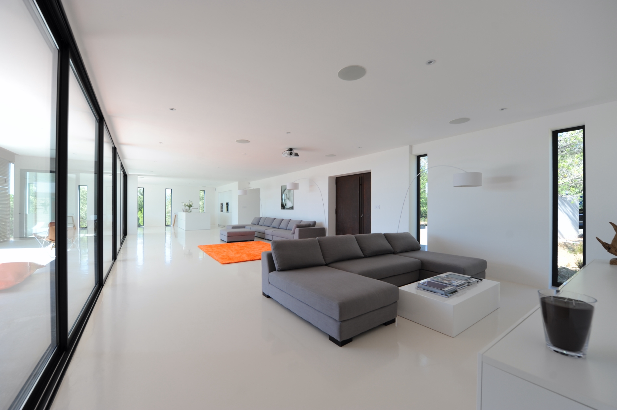 In the heart of the Luberon, contemporary single storey house with swimming pool and views
