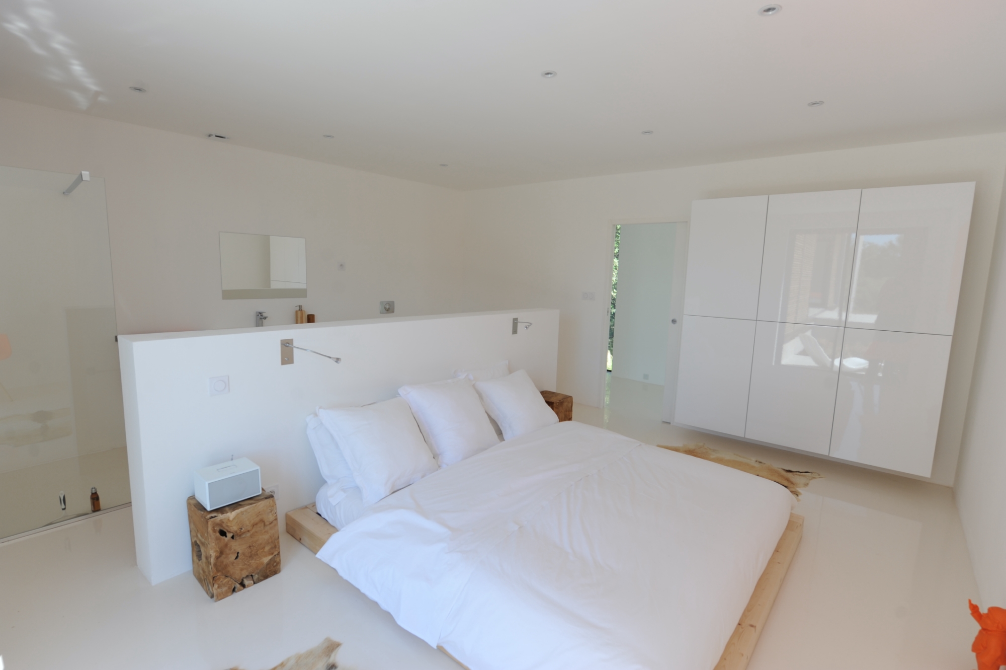In the heart of the Luberon, contemporary single storey house with swimming pool and views