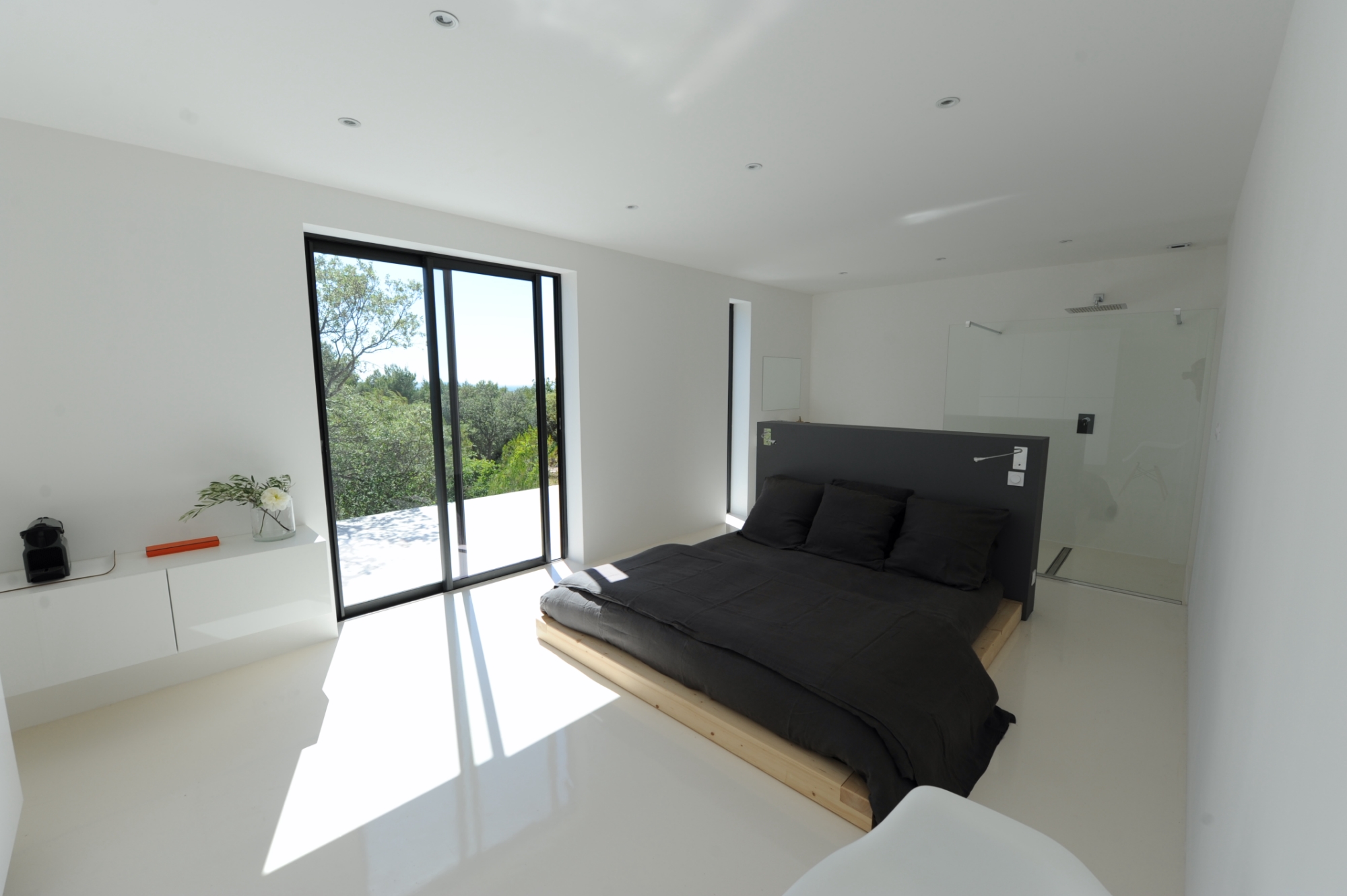 In the heart of the Luberon, contemporary single storey house with swimming pool and views
