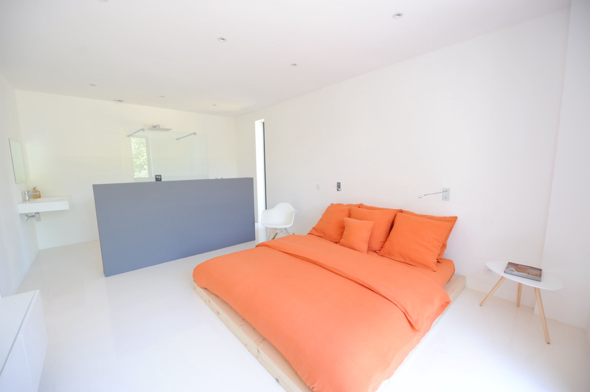 In the heart of the Luberon, contemporary single storey house with swimming pool and views