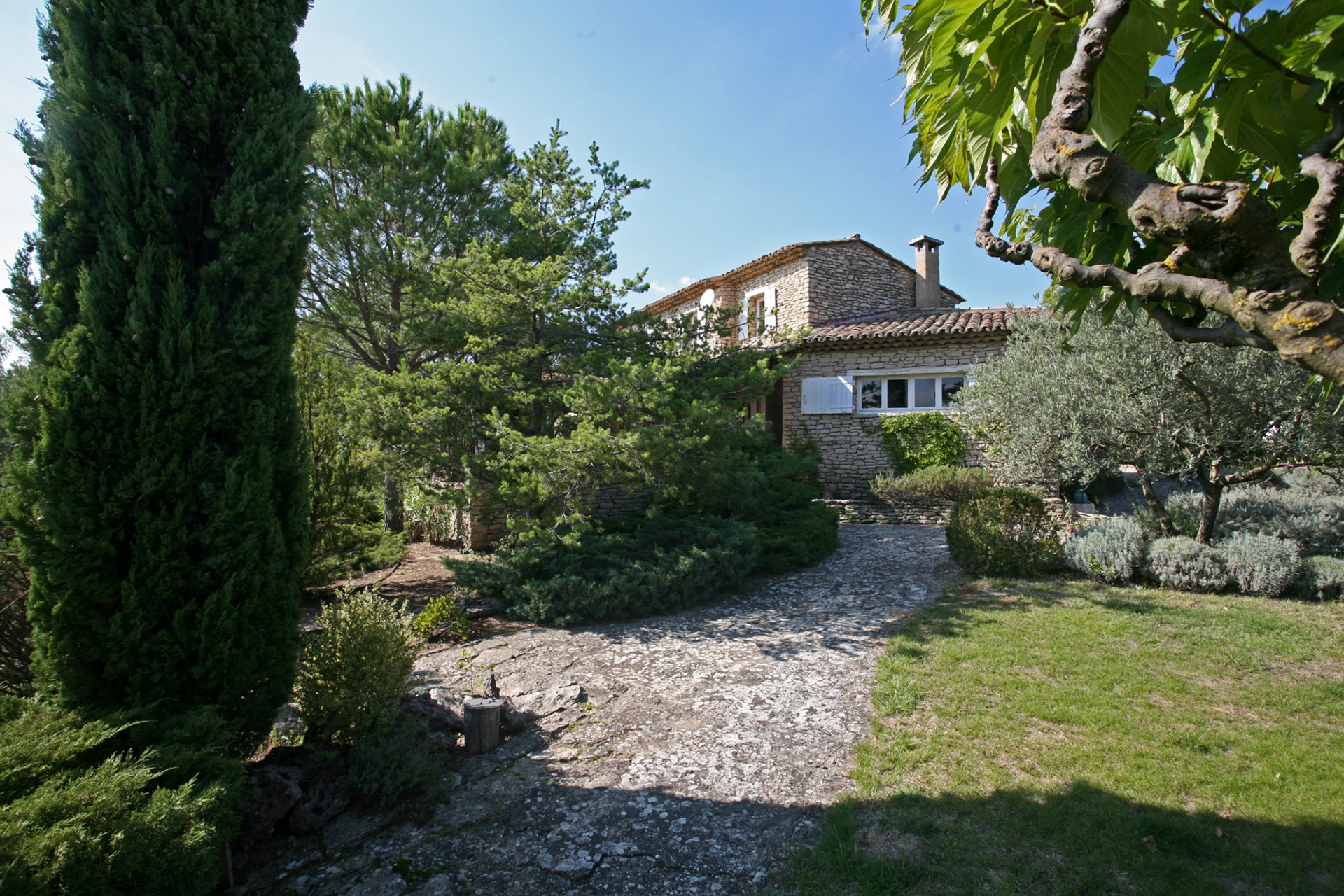 For sale in Gordes, stone house with pool overlooking the valley and the Luberon