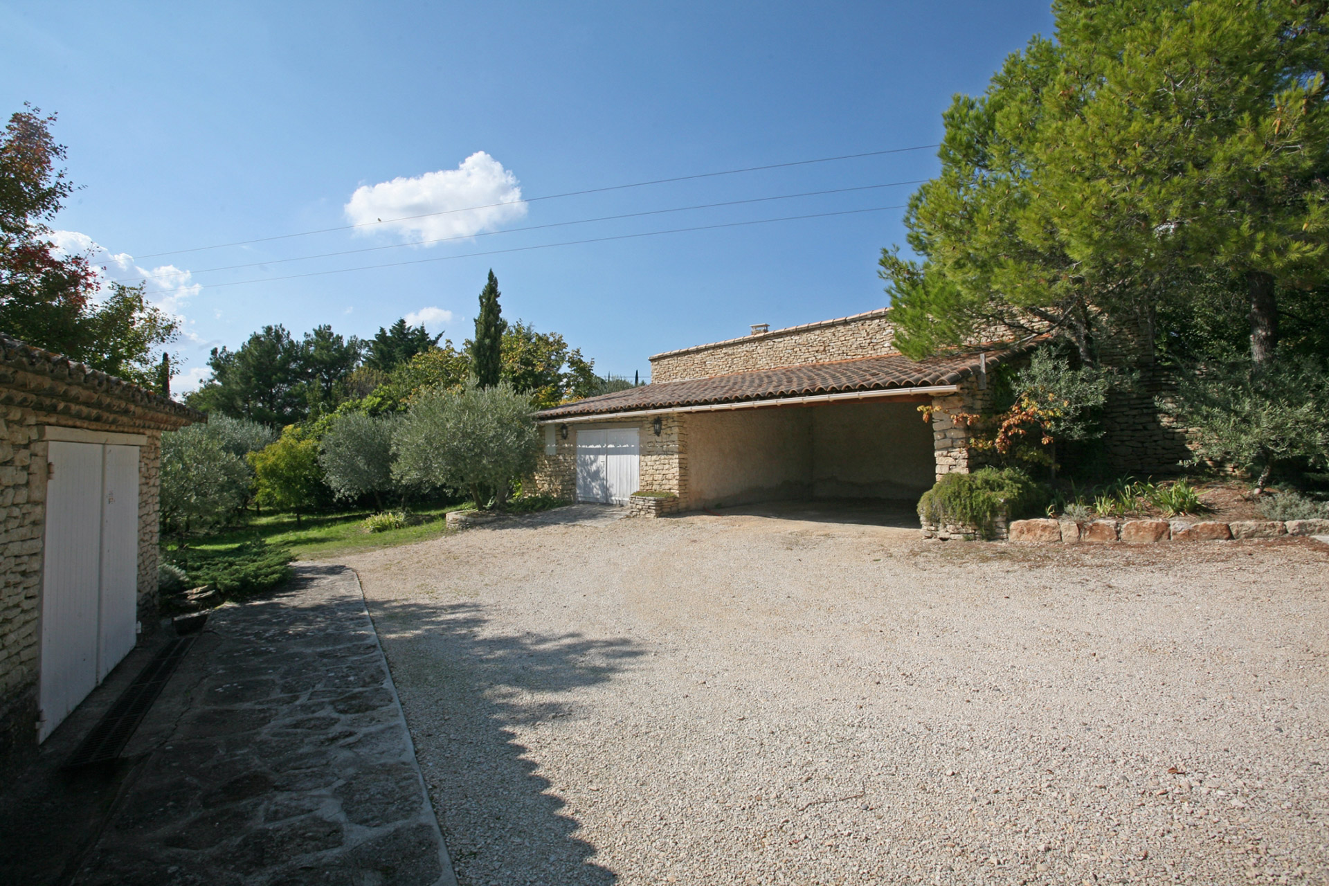 For sale in Gordes, stone house with pool overlooking the valley and the Luberon