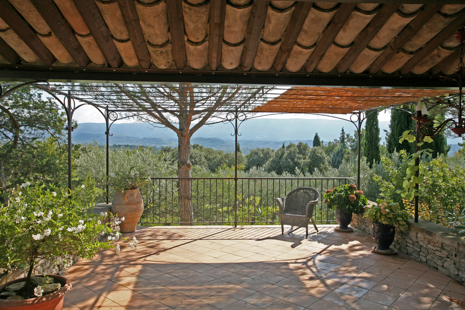 For sale in Gordes, stone house with pool overlooking the valley and the Luberon