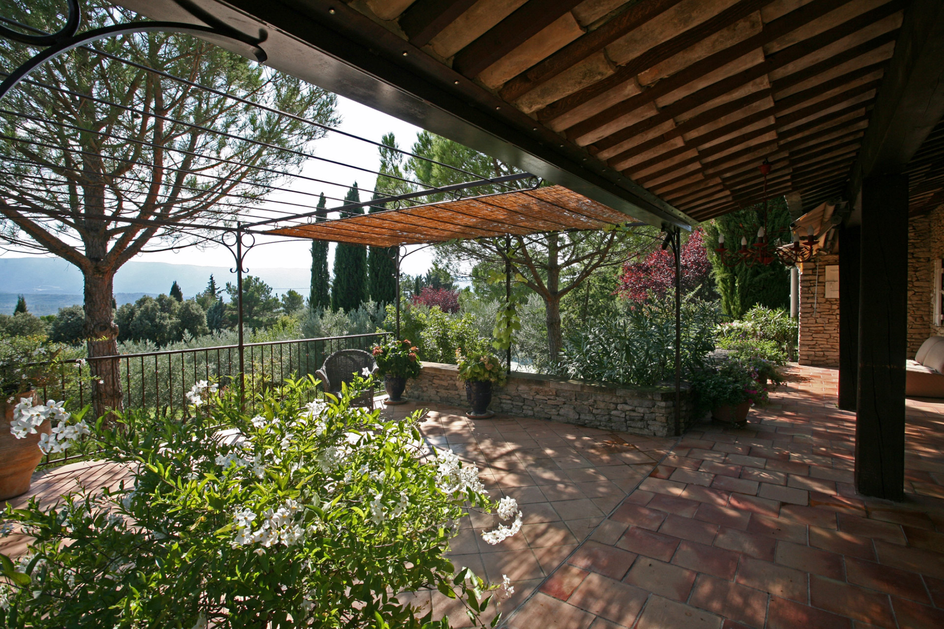For sale in Gordes, stone house with pool overlooking the valley and the Luberon
