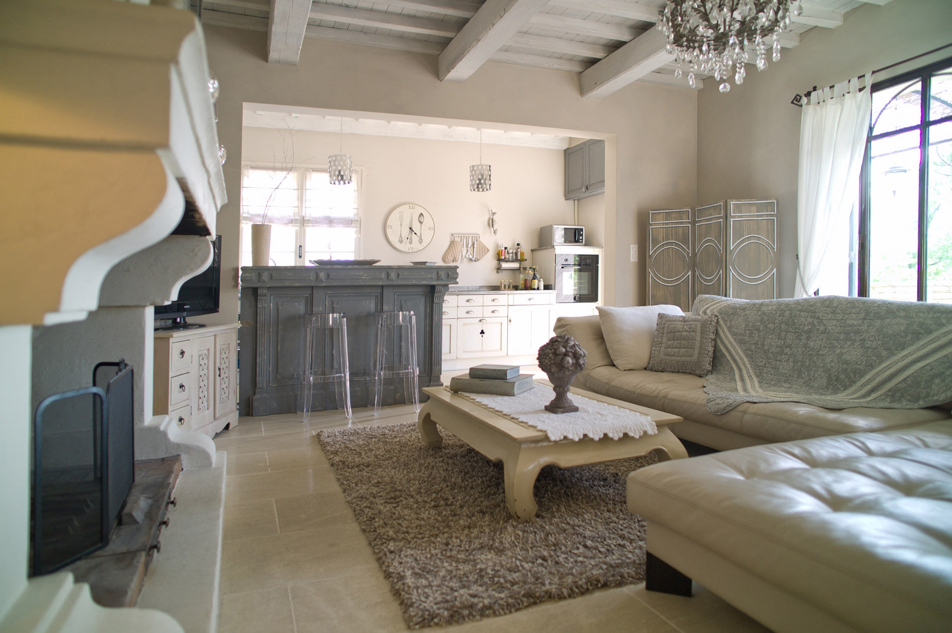 In Gordes, for sale, stone house, renovated with taste, garden and swimming pool