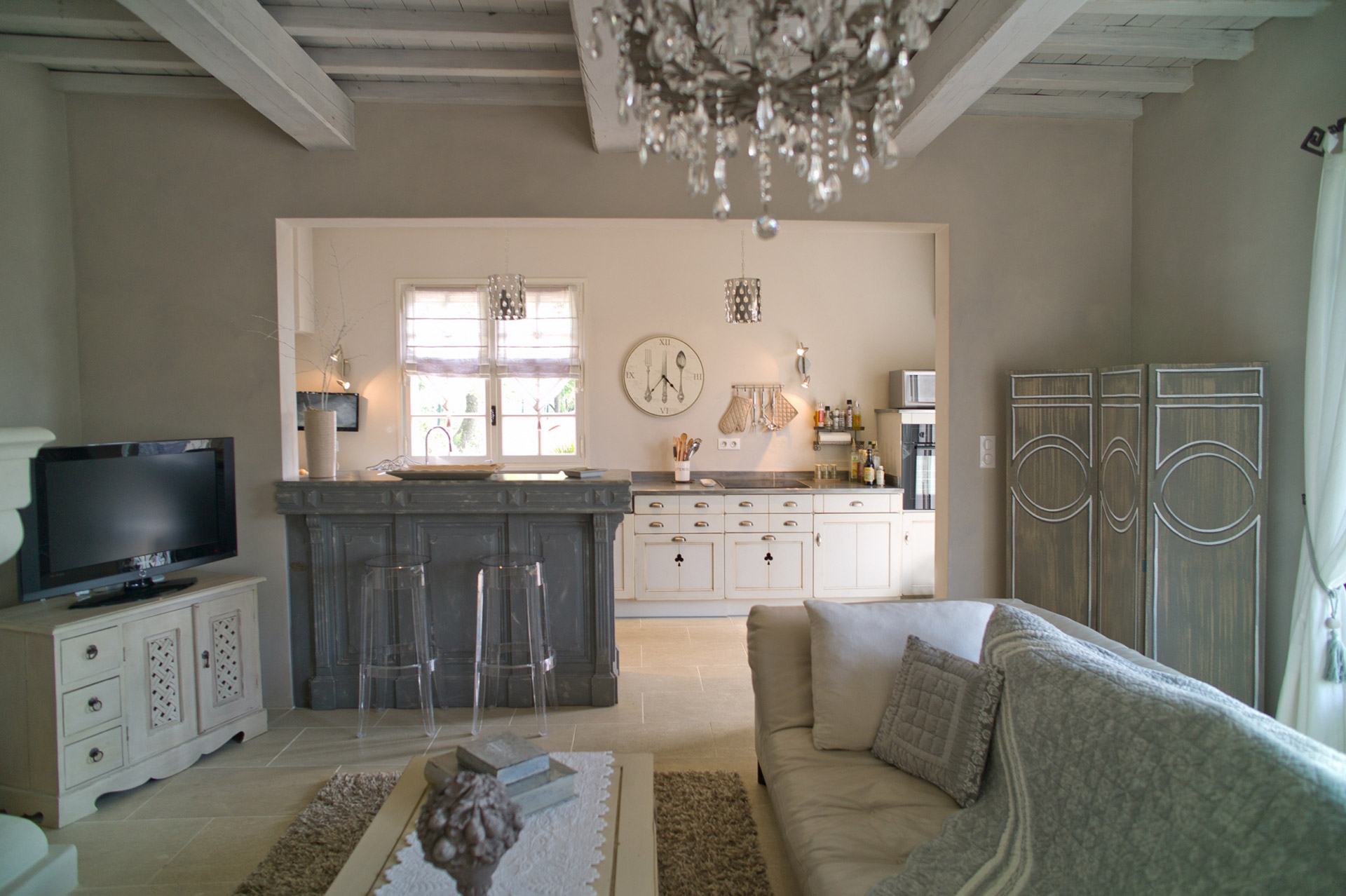 In Gordes, for sale, stone house, renovated with taste, garden and swimming pool