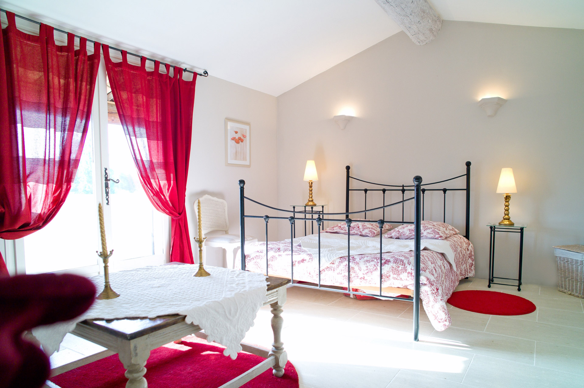 In Gordes, for sale, stone house, renovated with taste, garden and swimming pool