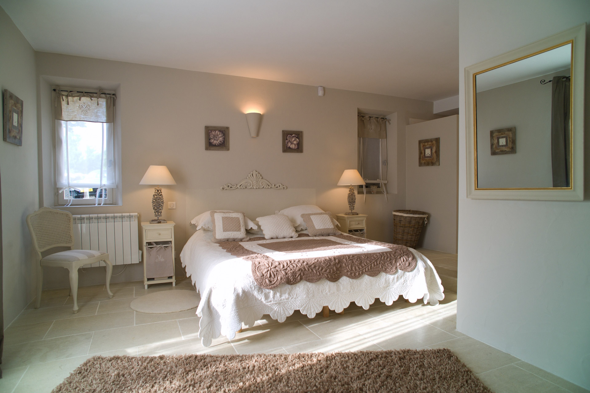 In Gordes, for sale, stone house, renovated with taste, garden and swimming pool