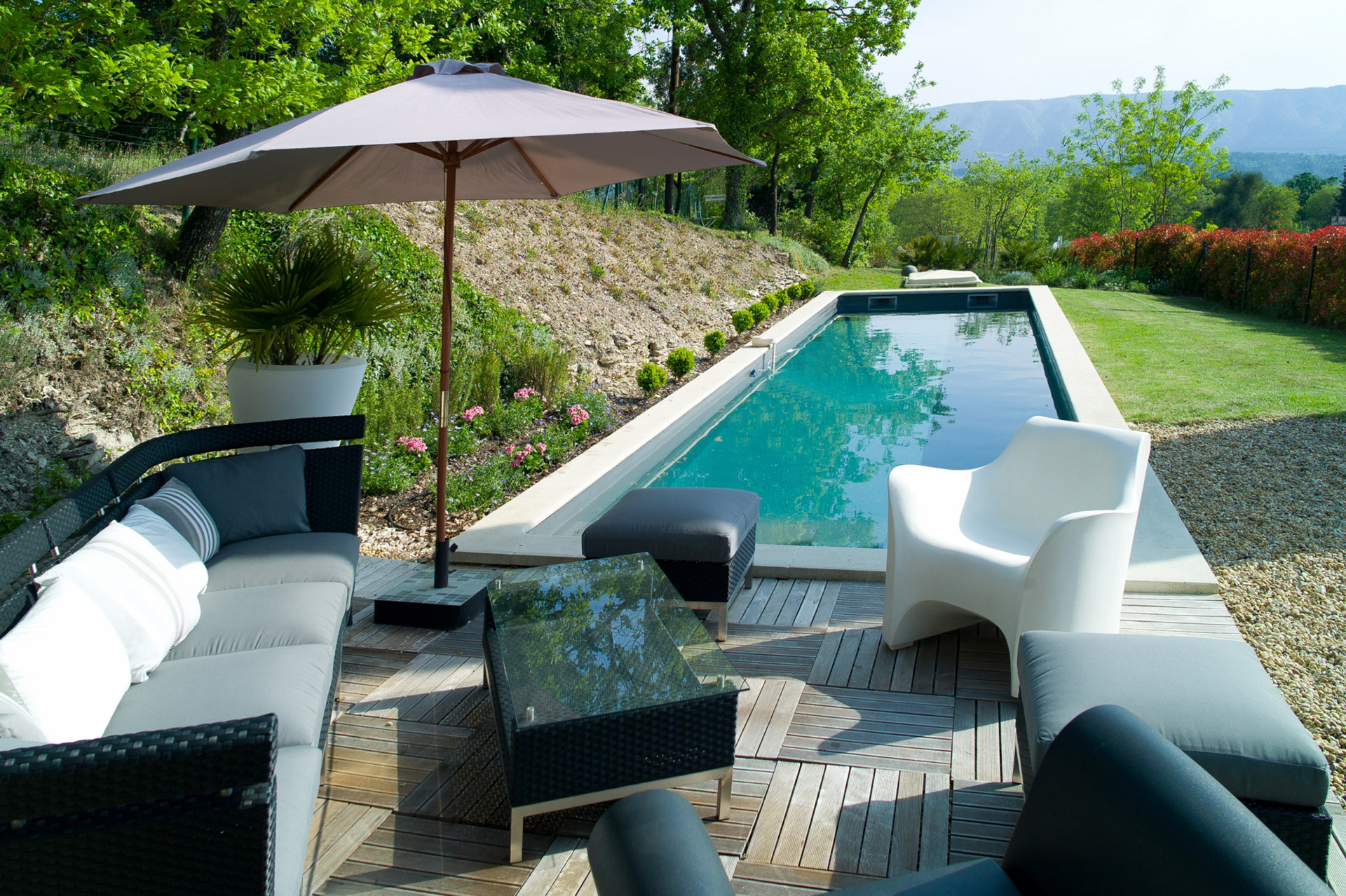 In Gordes, for sale, stone house, renovated with taste, garden and swimming pool