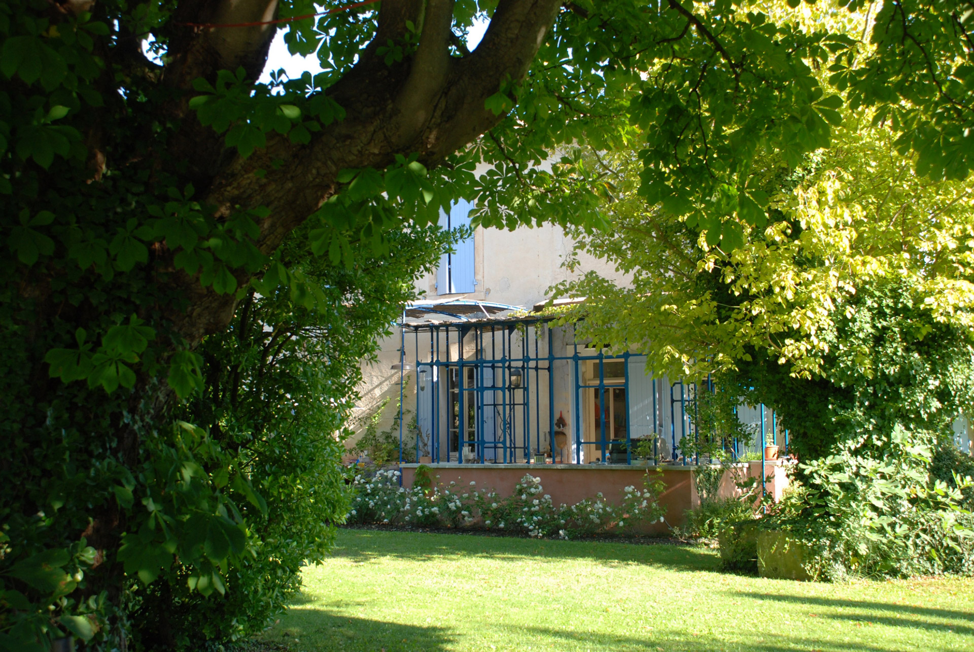 Close to Isle sur la Sorgue, renovated farmhouse with outbuildings and pool for sale