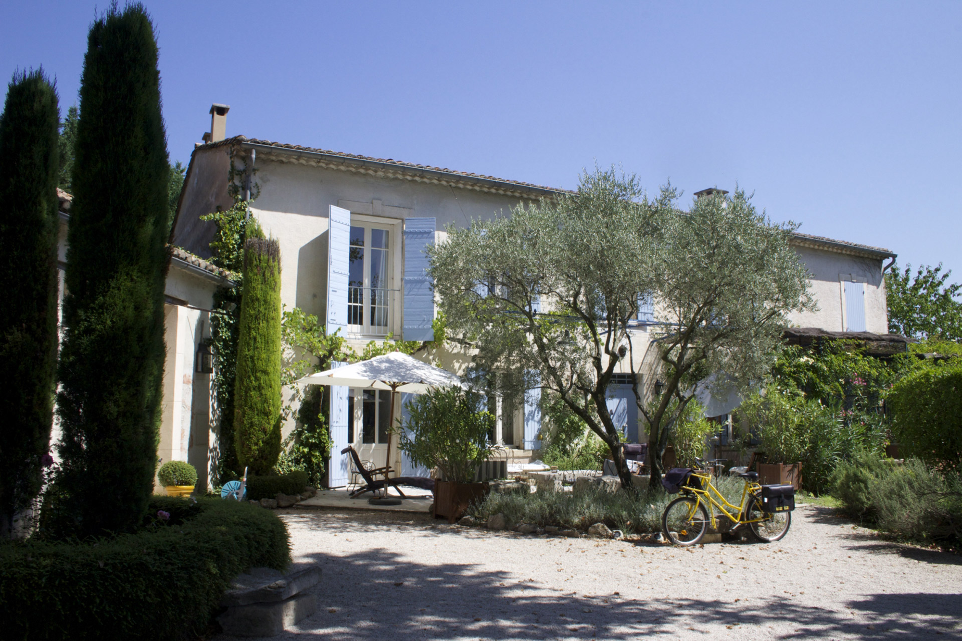 Close to Isle sur la Sorgue, renovated farmhouse with outbuildings and pool for sale