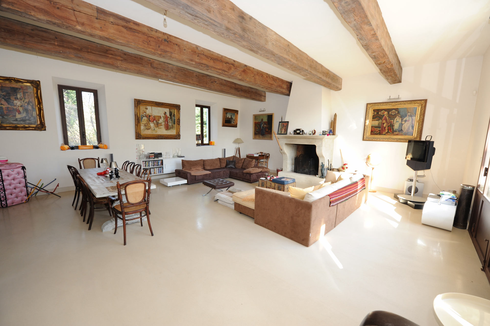 Close to Isle sur la Sorgue, renovated farmhouse with outbuildings and pool for sale