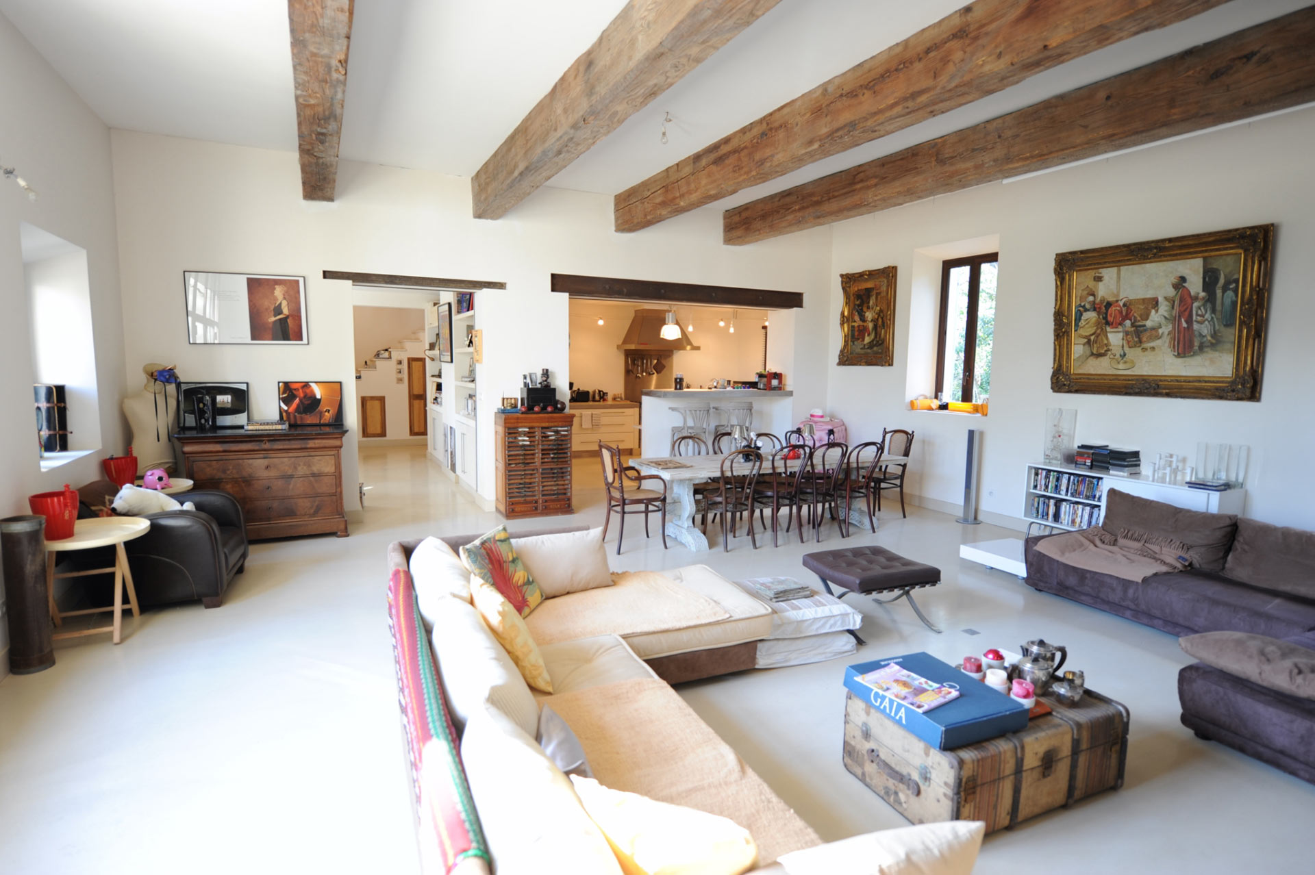 Close to Isle sur la Sorgue, renovated farmhouse with outbuildings and pool for sale