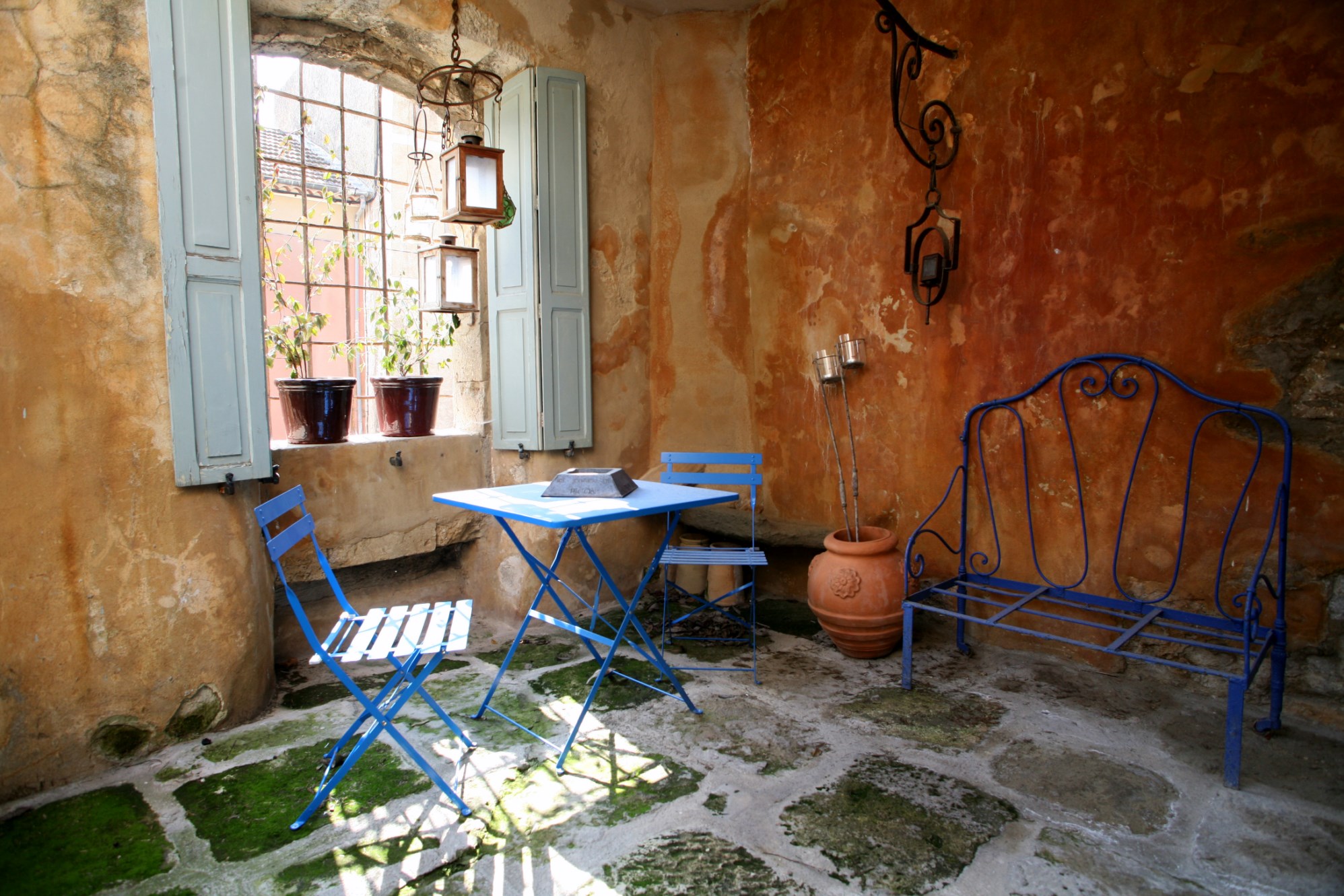 For sale in Provence, in Luberon, in a famous hilltop village, superb XVIIth century village house with patio and terrace. 