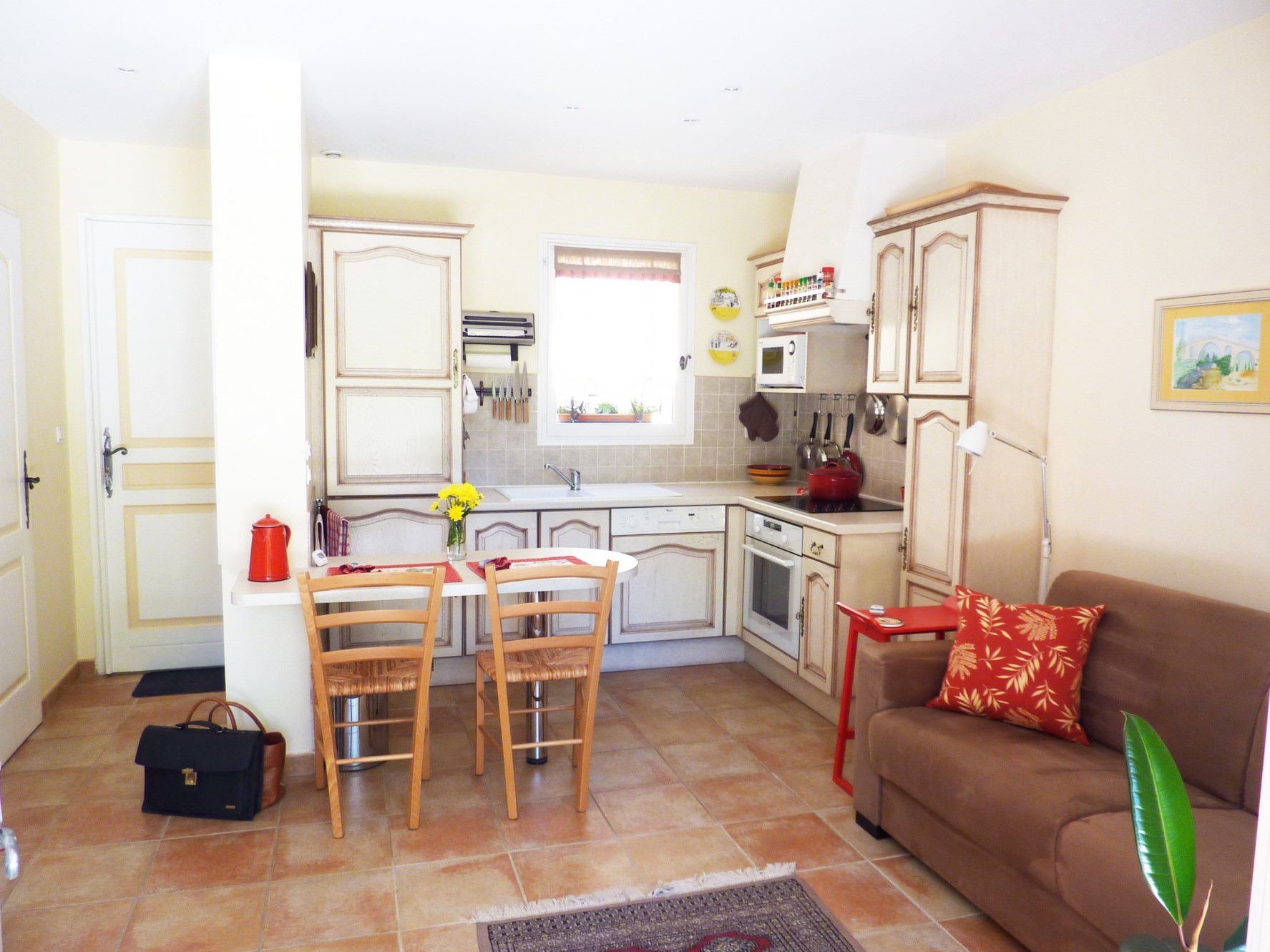 For sale near Roussillon, charming house with terrace and garage in a small condominium