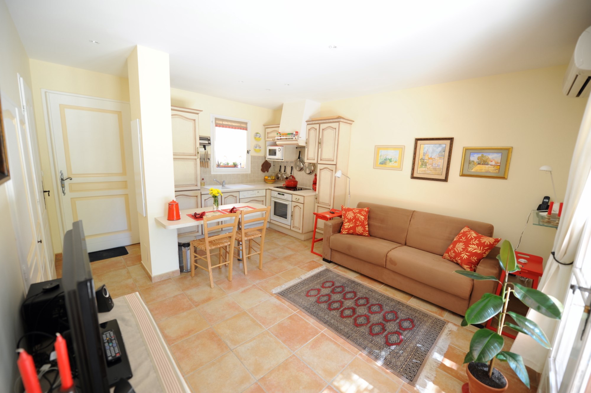 For sale near Roussillon, charming house with terrace and garage in a small condominium