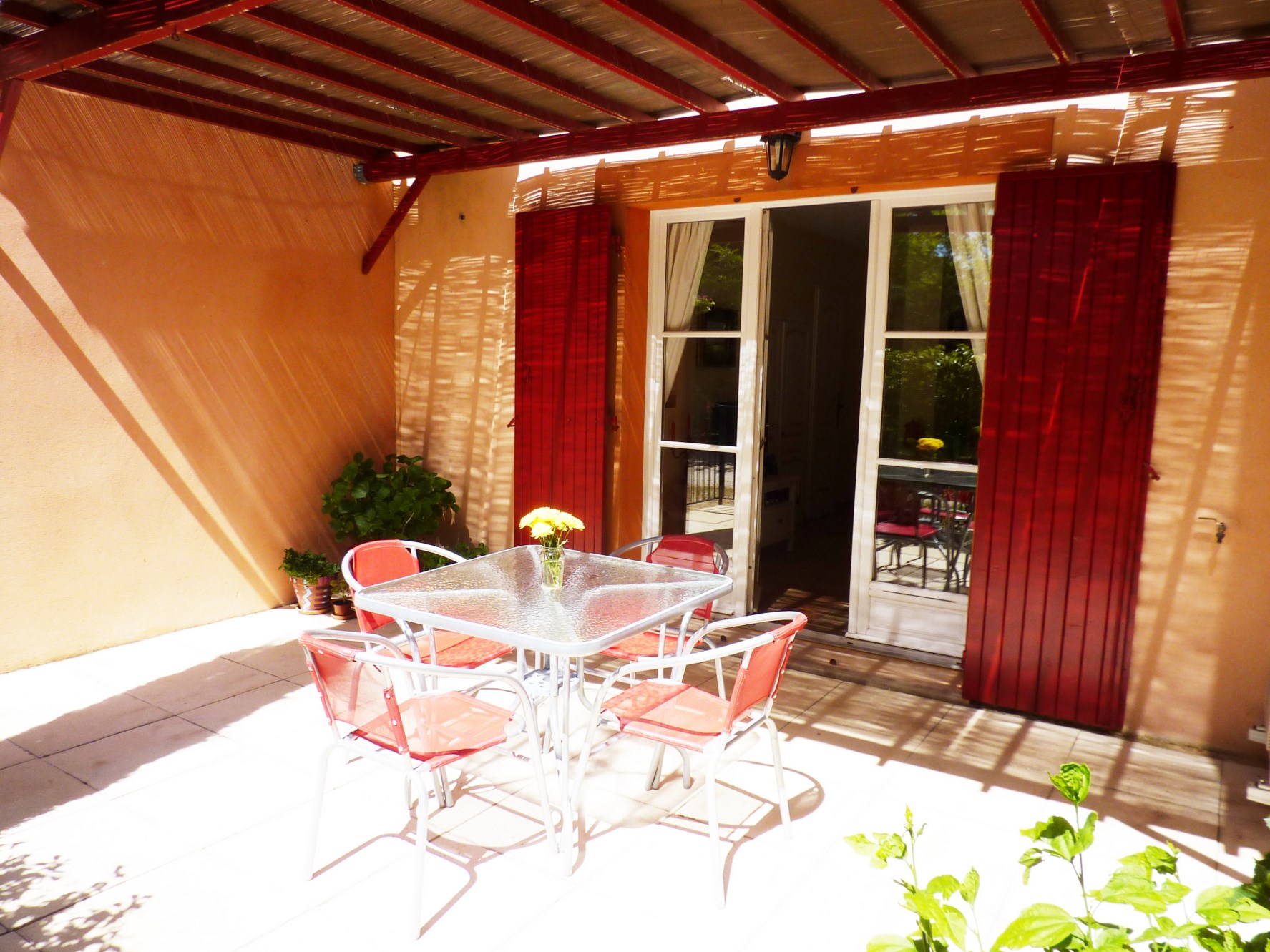 For sale near Roussillon, charming house with terrace and garage in a small condominium