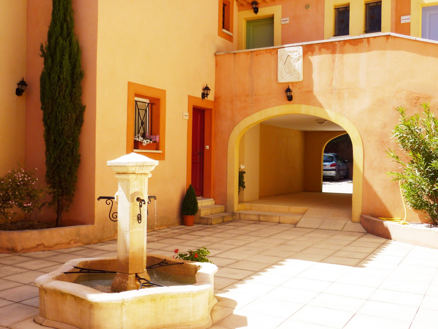 For sale near Roussillon, charming house with terrace and garage in a small condominium