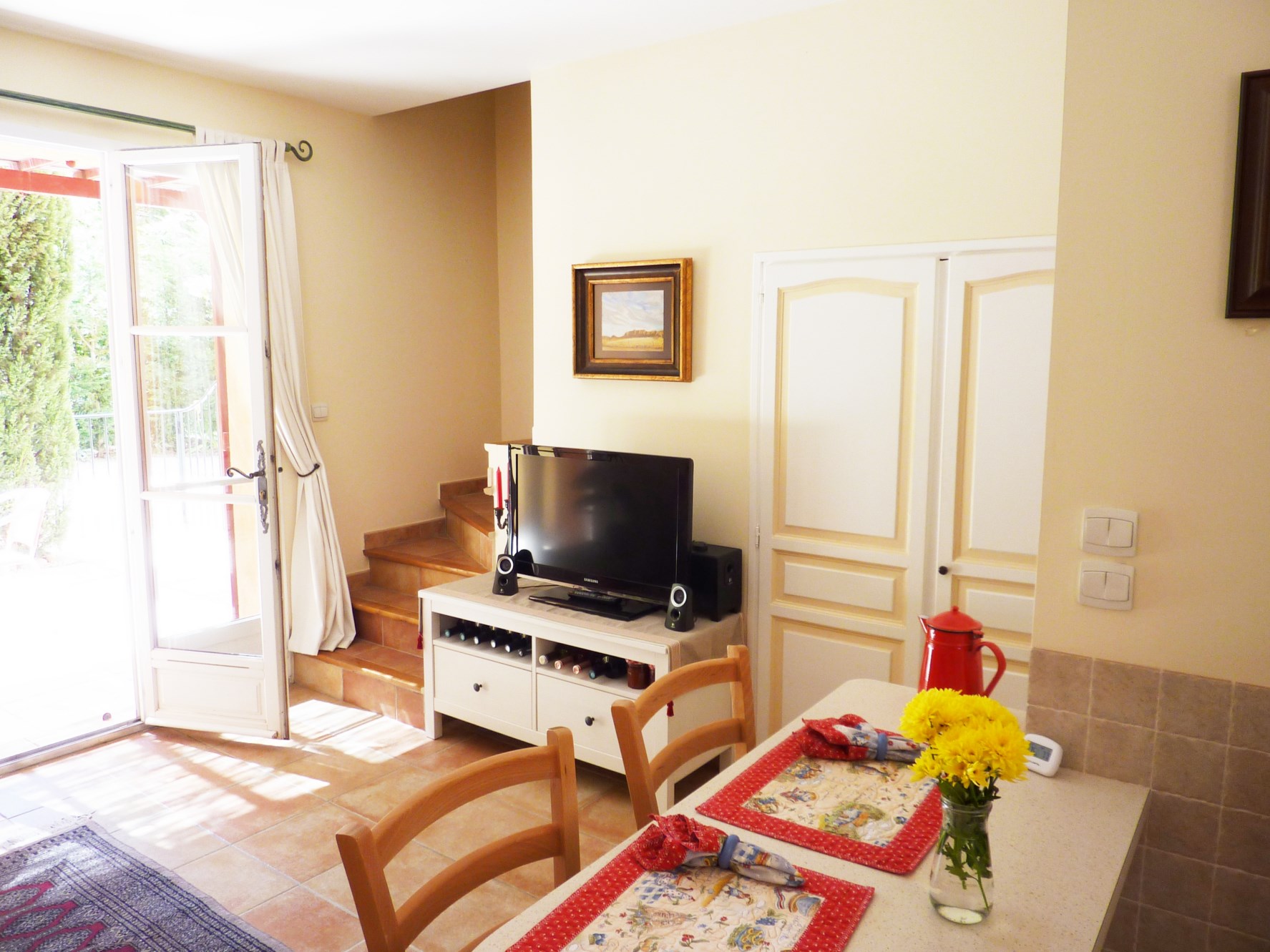 For sale near Roussillon, charming house with terrace and garage in a small condominium