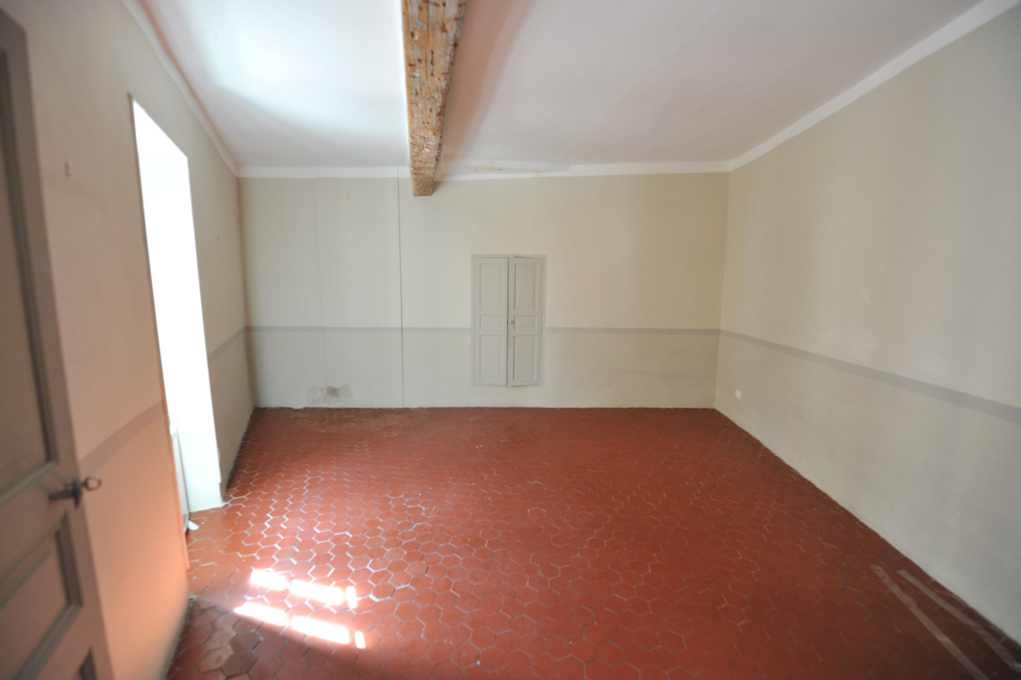 In the heart of one of the most prestigious hilltop villages of the Luberon, a renovated village house for sale. Ideal for conversion to a commercial enterprise.