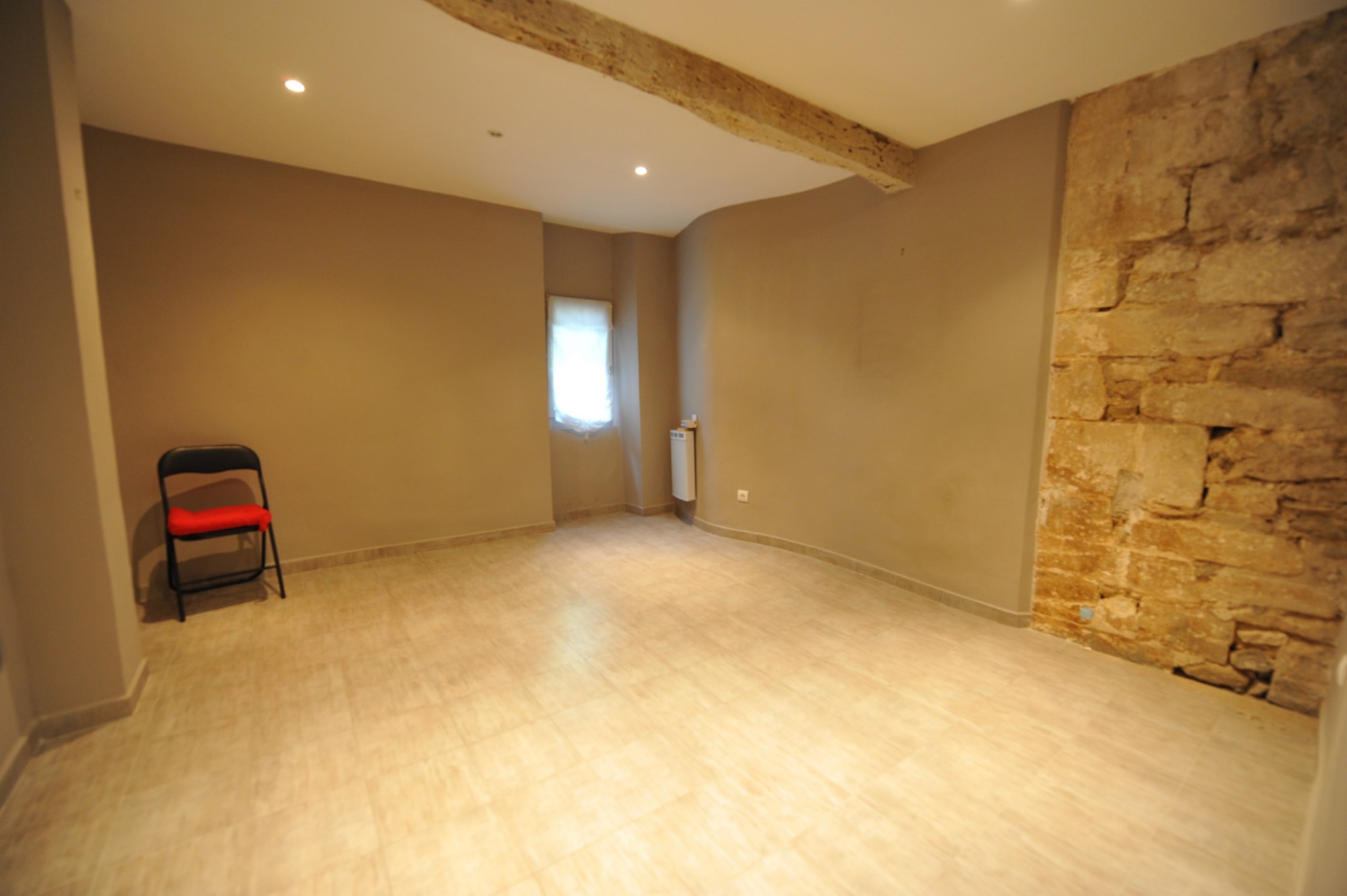 In the heart of one of the most prestigious hilltop villages of the Luberon, a renovated village house for sale. Ideal for conversion to a commercial enterprise.