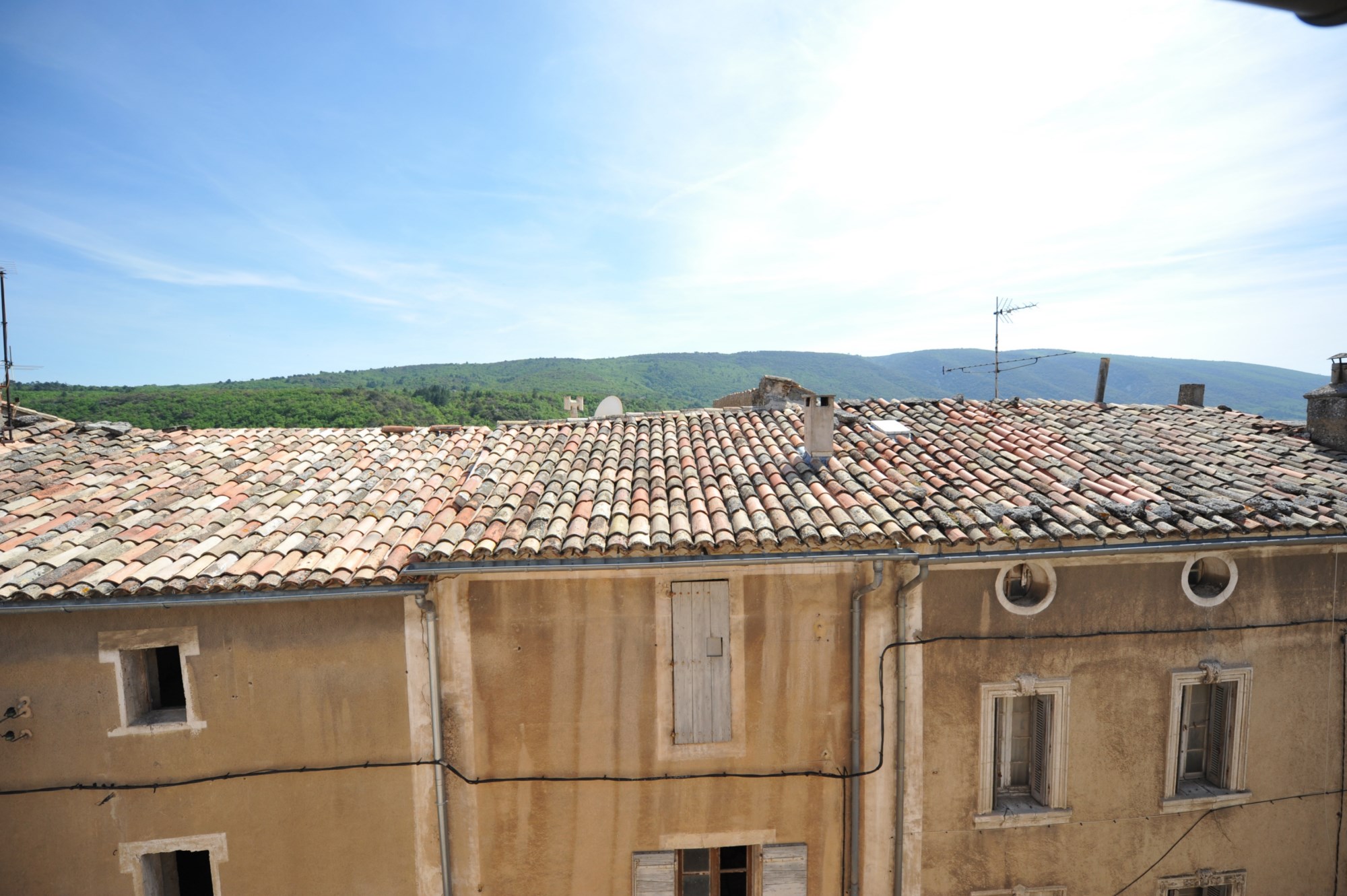 In the heart of one of the most prestigious hilltop villages of the Luberon, a renovated village house for sale. Ideal for conversion to a commercial enterprise.