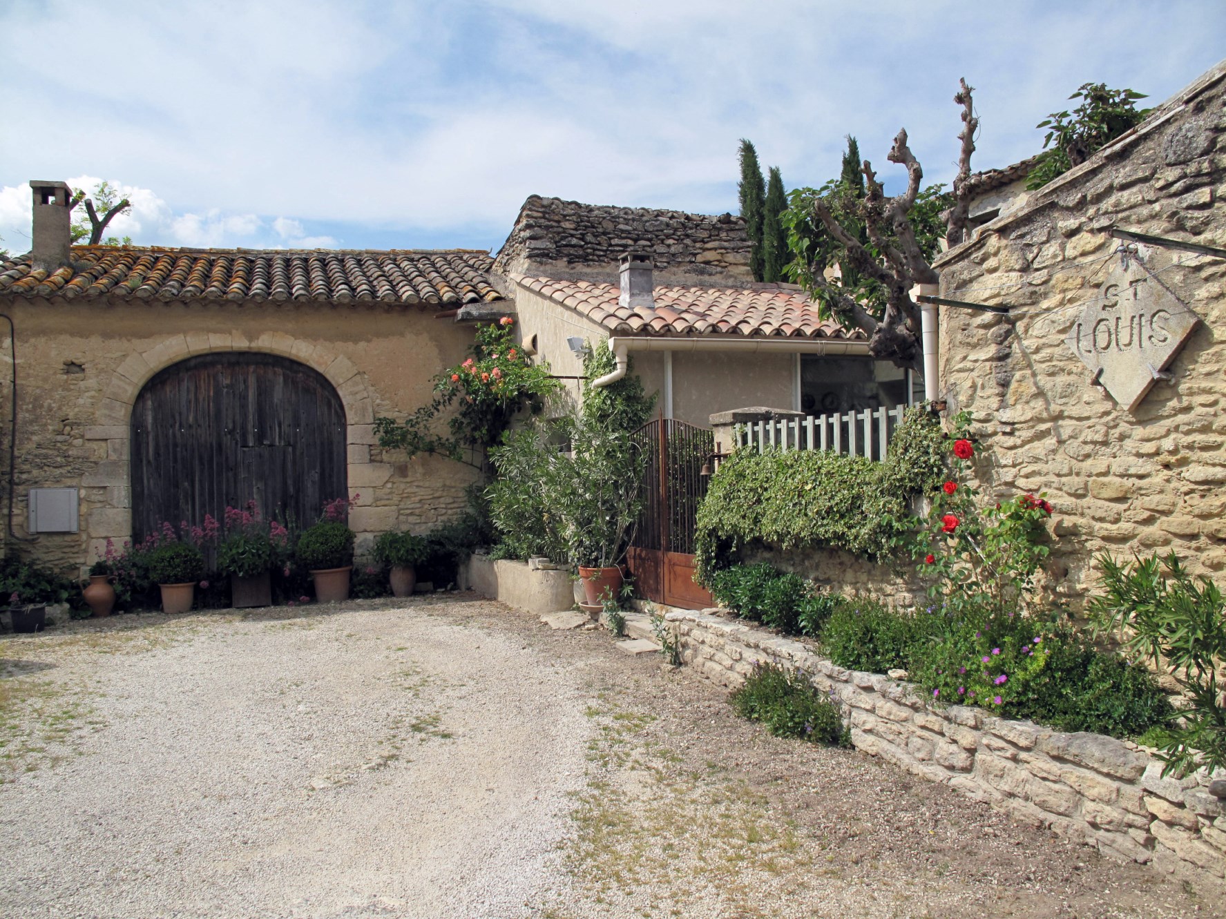 In Gordes, for sale, old hamlet renovated stone house with private courtyard, garden and garage 