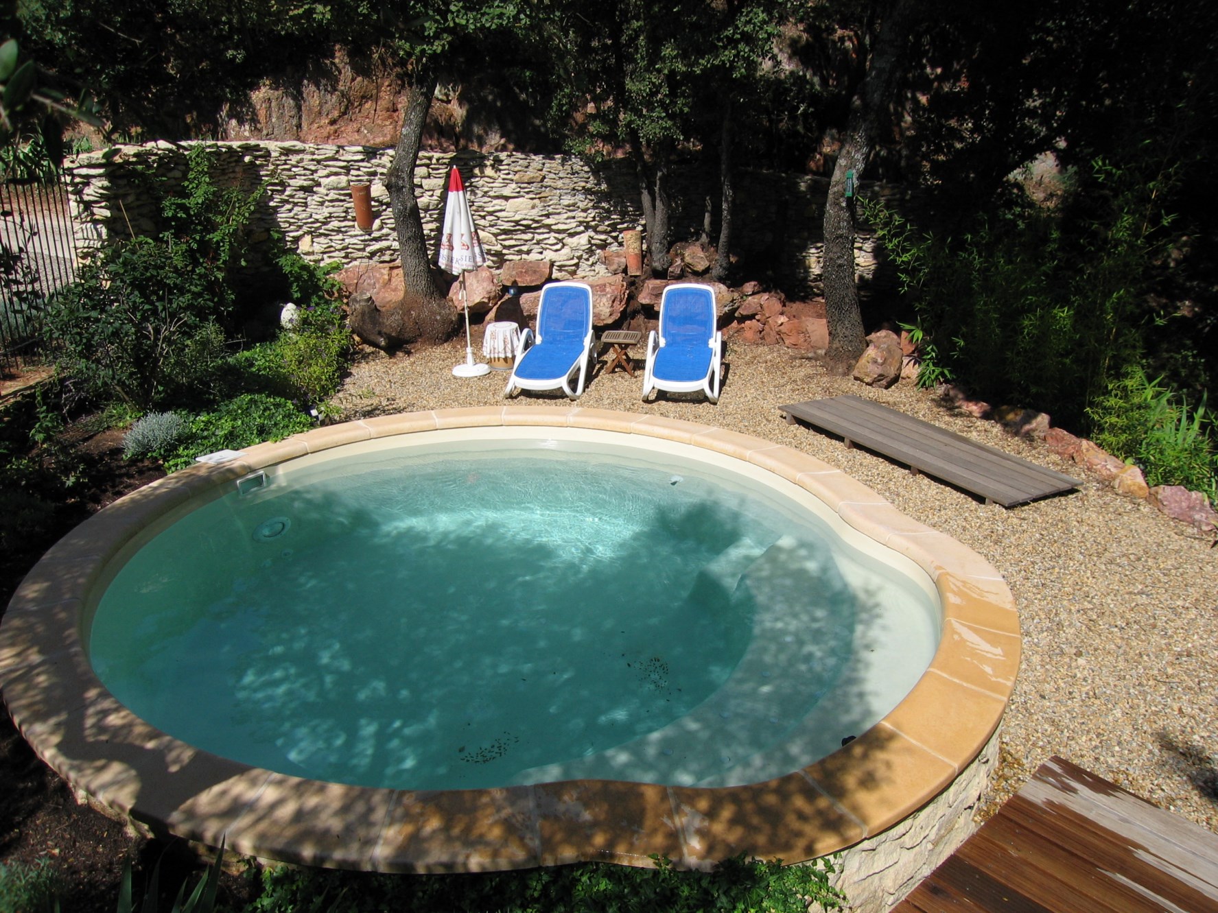 In Provence, Gordes, for sale, a stone-clad house with swimming pool in peaceful and charming surroundings